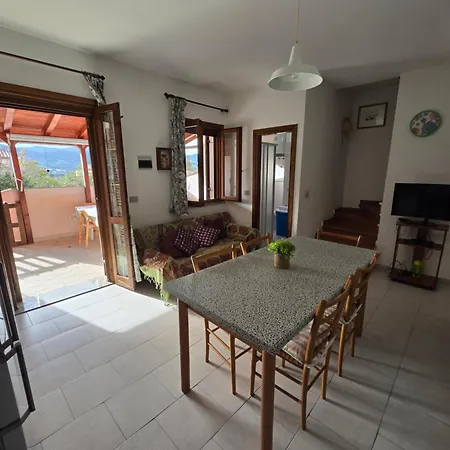 Tatil Evi Trilocale Con Terrazza A A 20 Min A Piedi Tanaunella